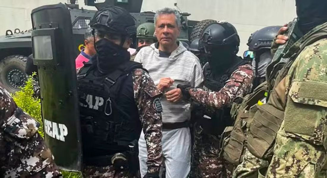 Jorge Glas é escoltado por agentes penitenciários durante chegada à prisão de segurança máxima La Roca, em Guayaquil