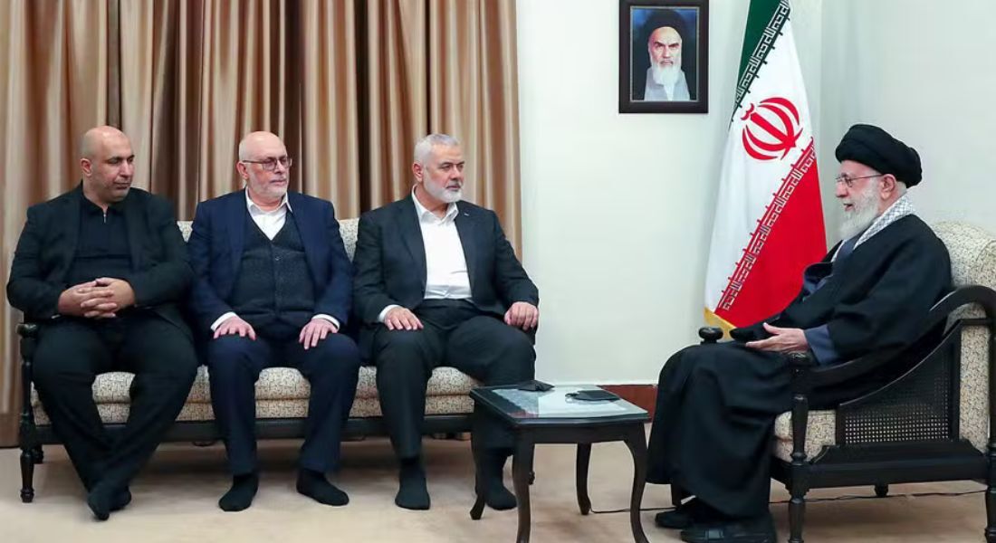 Aiatolá do Irã, Ali Khamenei, recebe o líder do Hamas, Ismail Haniyeh, em Teerã 