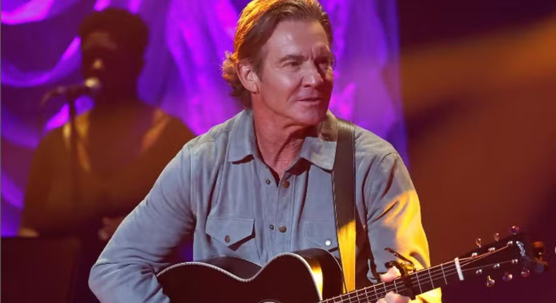 O ator, e cada vez mais músico, Dennis Quaid no palco