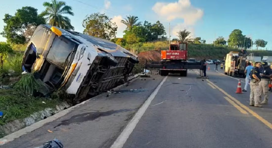 Ônibus de turismo que saiu do Rio de Janeiro tomba e deixa oito mortos na Bahia