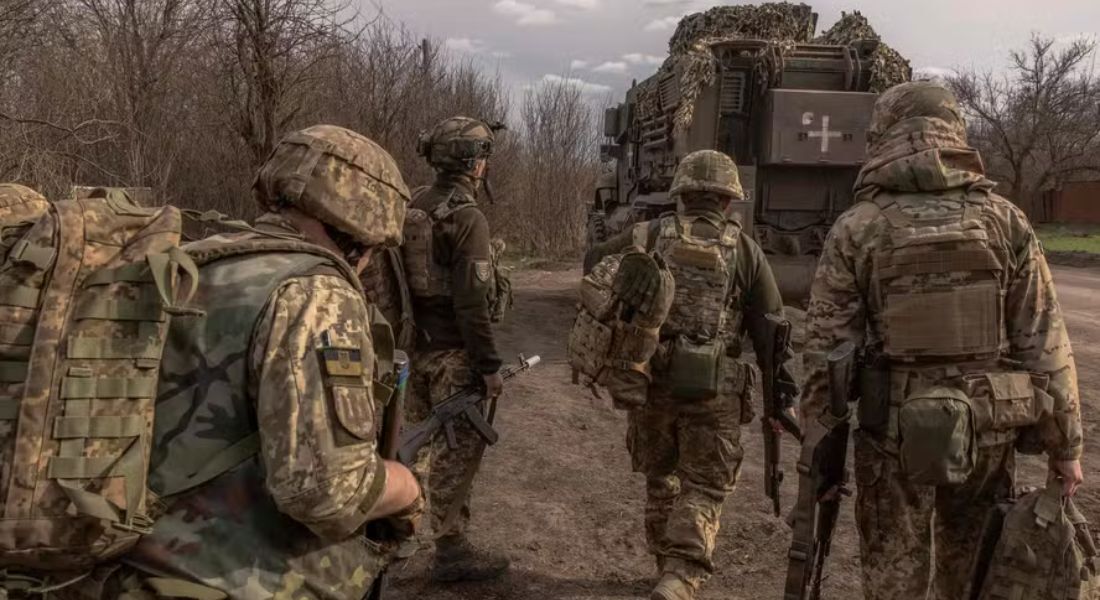 Soldados de infantaria ucranianos embarcam em blindado à caminho de Avdiivka 