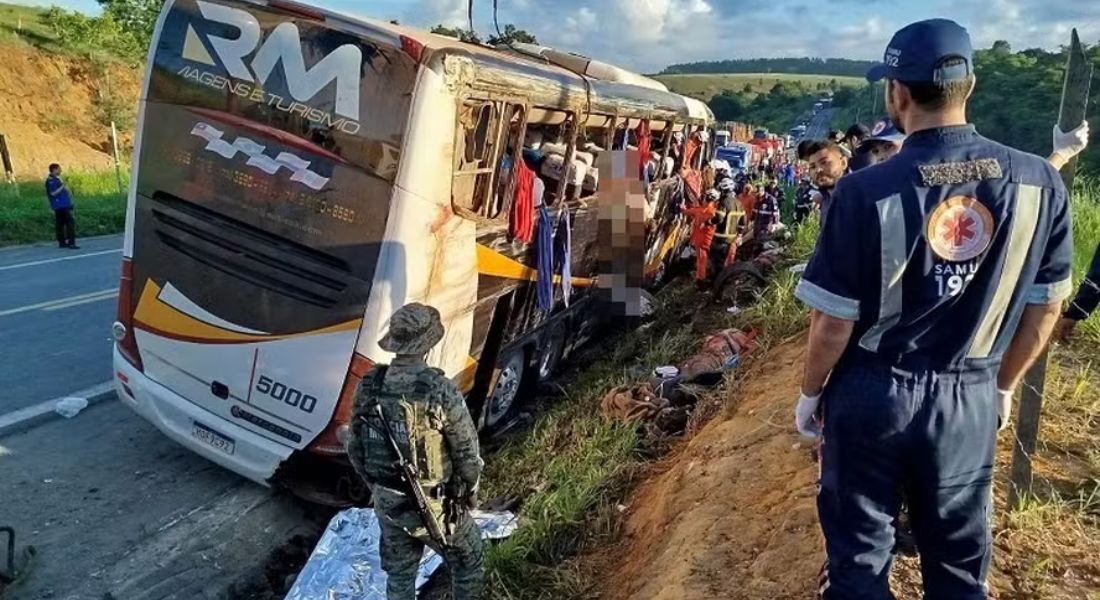 Ônibus de turismo que saiu do Rio de Janeiro tomba e deixa oito mortos na Bahia