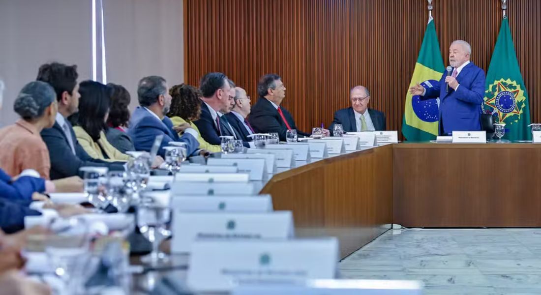 Lula durante a reunião ministerial na época em que Flavio Dino era ministro