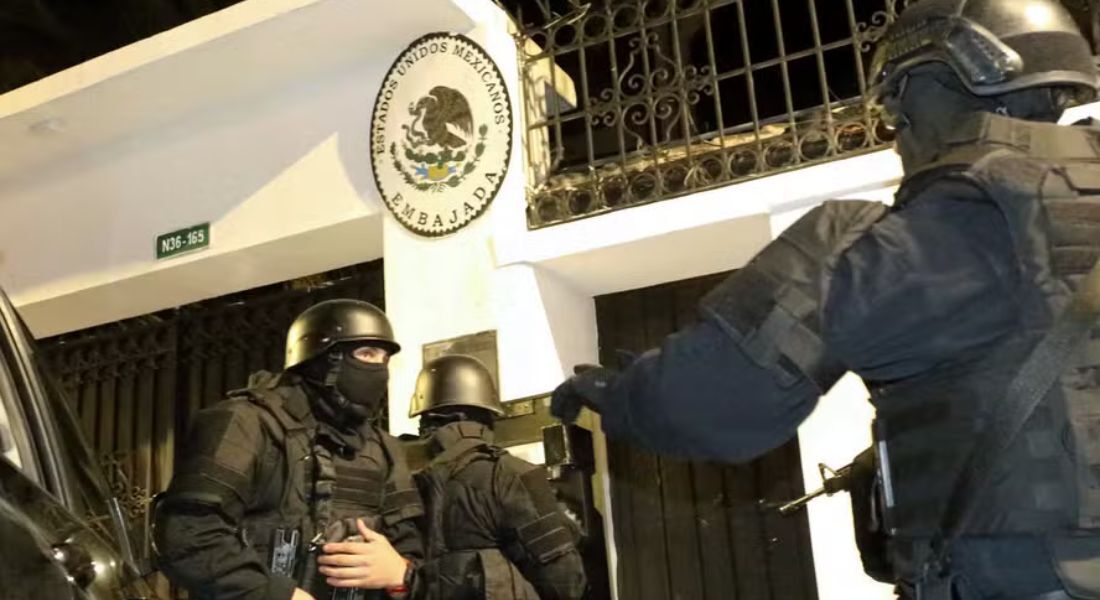 Policiais da Força Especial da polícia equatoriana invade a embaixada do México, em Quito, para prender o ex-vice-presidente do Equador Jorge Glas