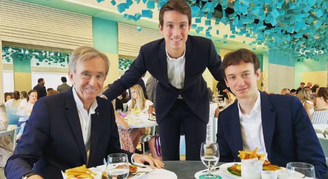 Bernard Arnault com os filhos Alexandre e Frédéric Arnault 