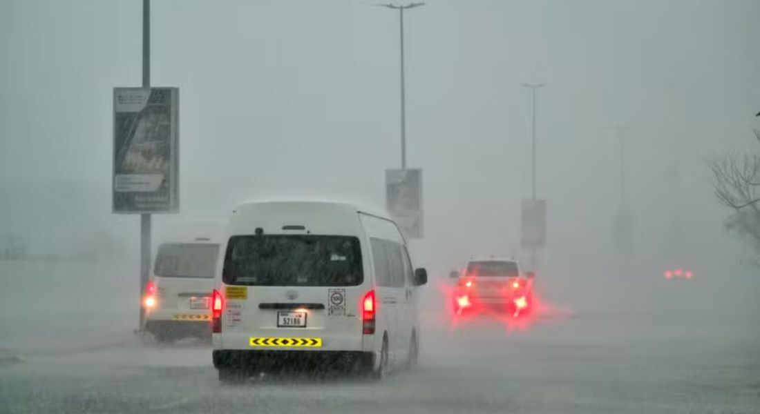 Veículos trafegam em estrada alagada durante chuva torrencial em Dubai