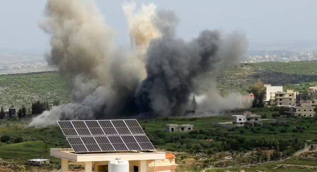 Ondas de fumaça saem do local de um ataque aéreo israelense na vila de Majdel Zoun, perto da fronteira sul do Líbano