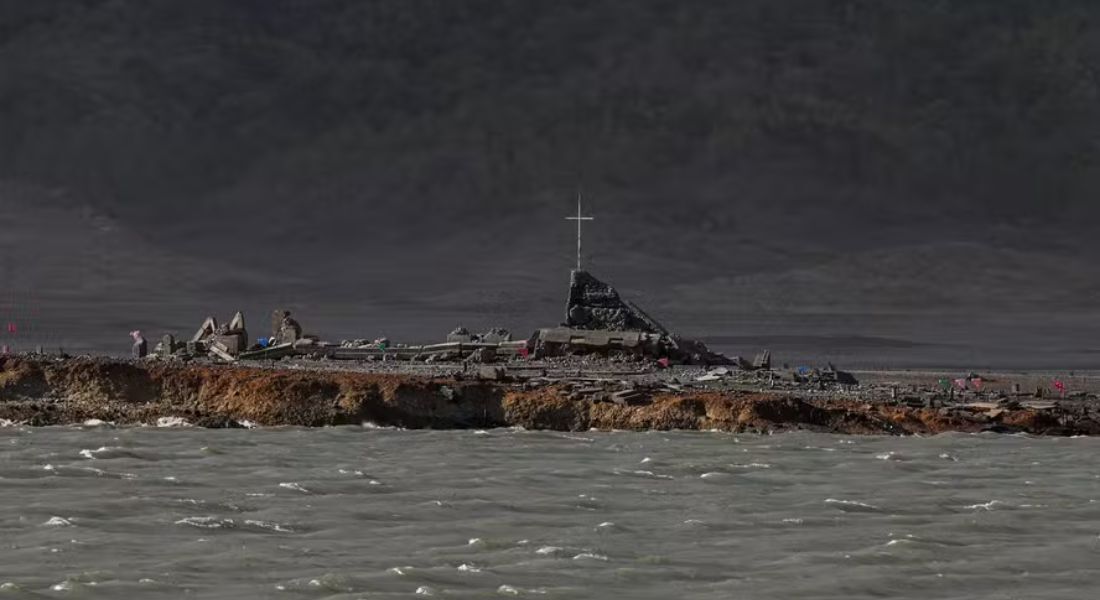 Uma visão geral mostra as ruínas de uma igreja na antiga cidade submersa de Pantabangan, na província de Nueva Ecija