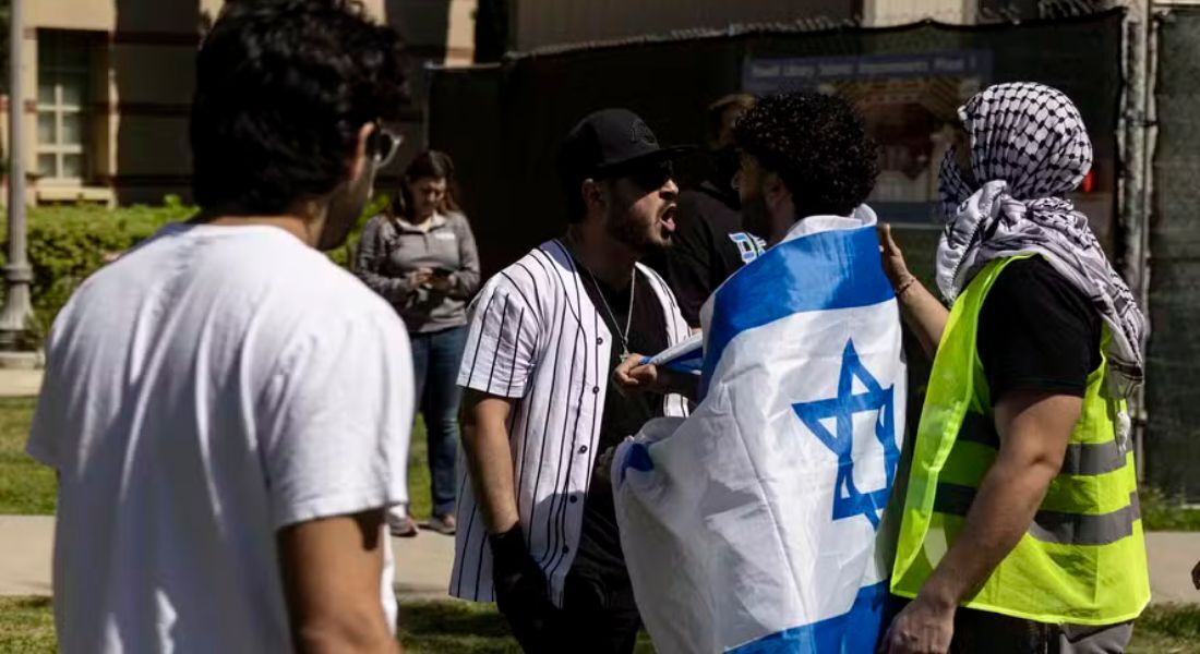 Manifestante pró-Israel (E) é separado por outro enquanto discute com ativista pró-Palestina em campus da Universidade da Califórnia