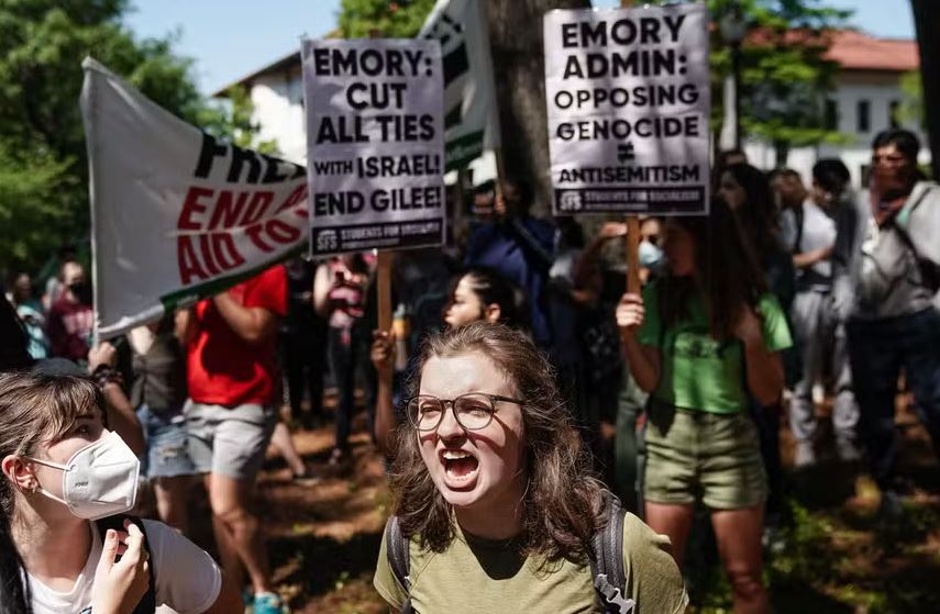 Estudantes cantam durante um protesto pró-Palestina contra a guerra em Gaza, na Universidade Emory 