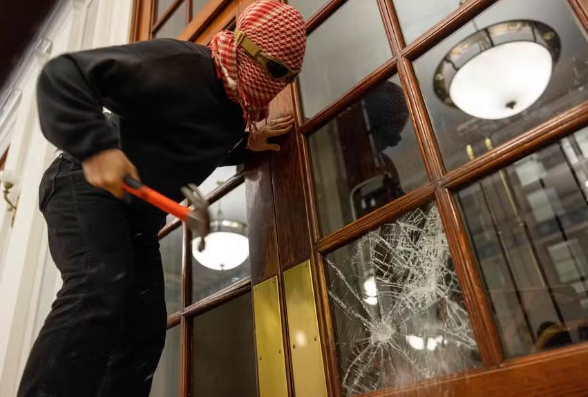 Manifestante quebra vidro de janela em ocupação da Universidade Columbia 