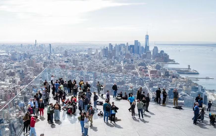 Pessoas aguardam eclipse solar em ponto de observação em Nova York 