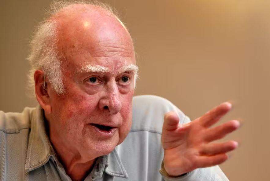 Peter Higgs integrou equipe que formulou teoria da apelidada de "partícula de Deus" ou bóson de Higgs