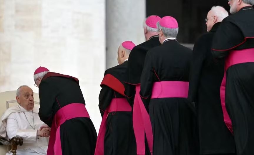 Papa Francisco cumprimenta bispos durante a audiência geral, em 10 de abril de 2024, na Praça de São Pedro, no Vaticano 