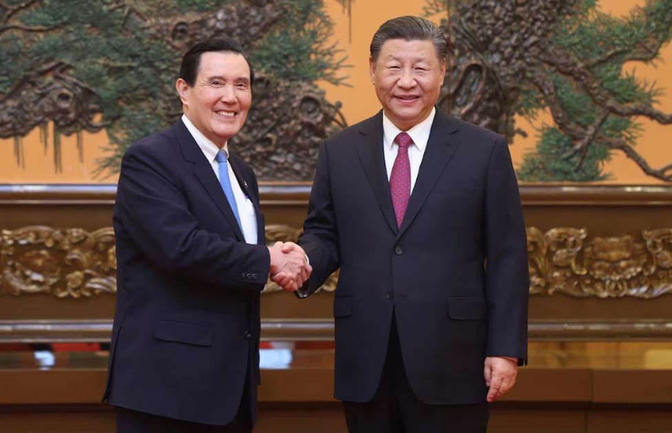 Presidente Xi Jinping (D) com o ex-presidente taiwanês Ma Ying-jeou em Pequim. Ma tornou-se o primeiro ex-presidente de Taiwan a visitar a China em 2023. 