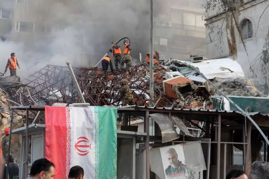 Bombeiros tentam extinguir focos de incêndio no prédio do Consulado do Irã em Damasco 