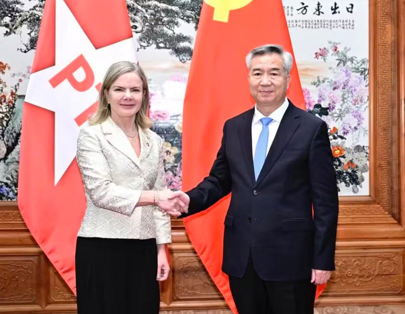 Gleisi com Li Xi, secretário do Partido Comunista da China 