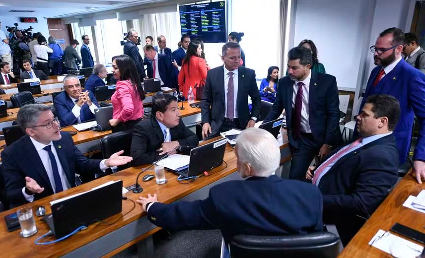 Alessandro Vieira, Magno Malta, Rogério Marinho, Marcos Rogério, Jorge Seif, Davi Alcolumbre e Jaques Wagner (de costas) na sabatina de Dino e Gonet na CCJ do Senado