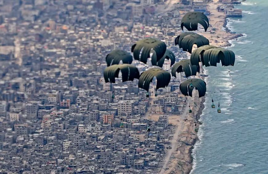 Ajuda humanitária lançada sobre faixa do Mar Mediterrâneo na costa de Gaza 