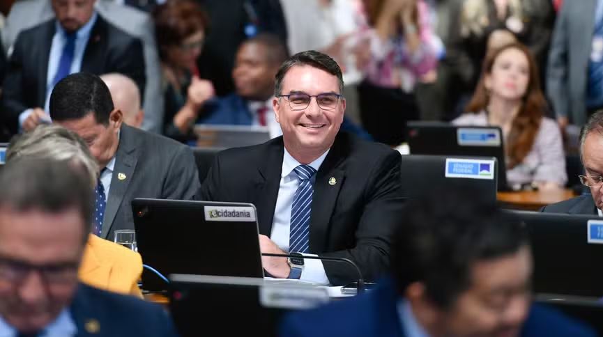 Senador Flávio Bolsonaro participa de sessão da CCJ