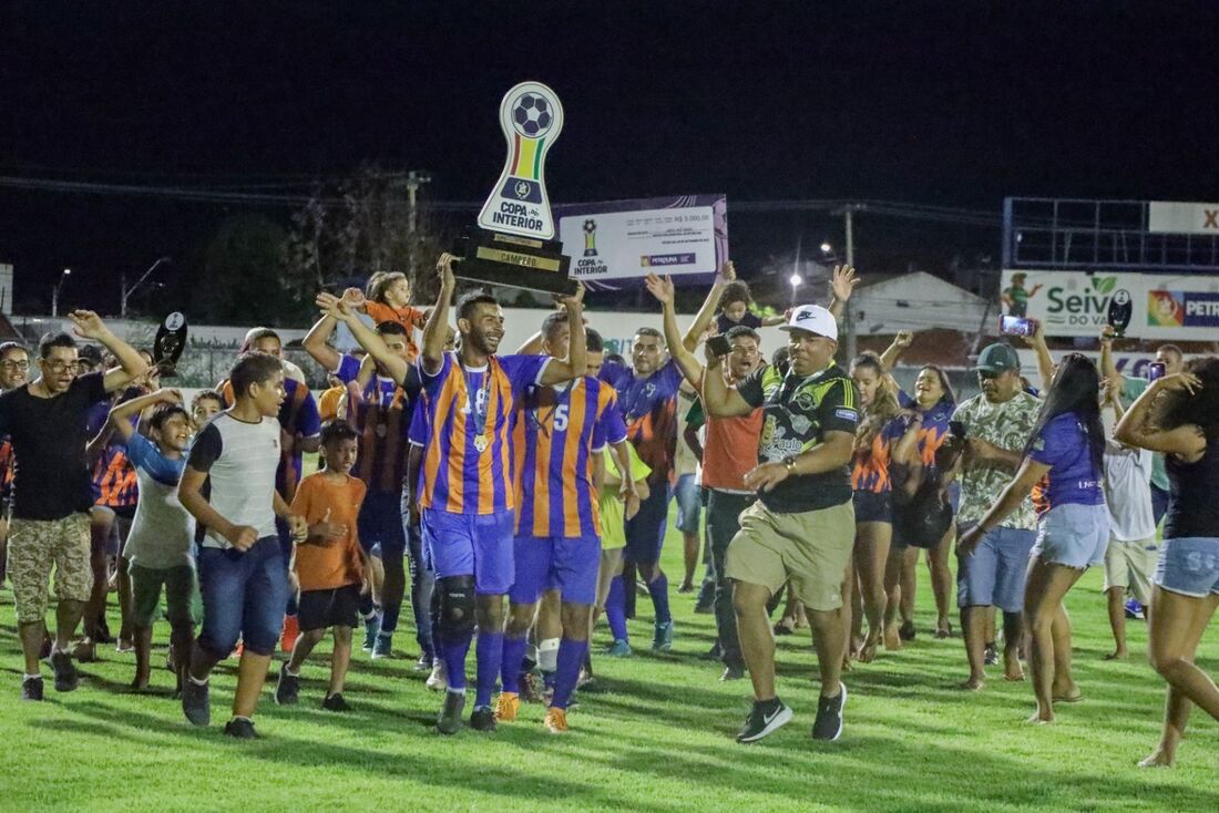 Time de Lajedo ergue o troféu da Copa do Interior