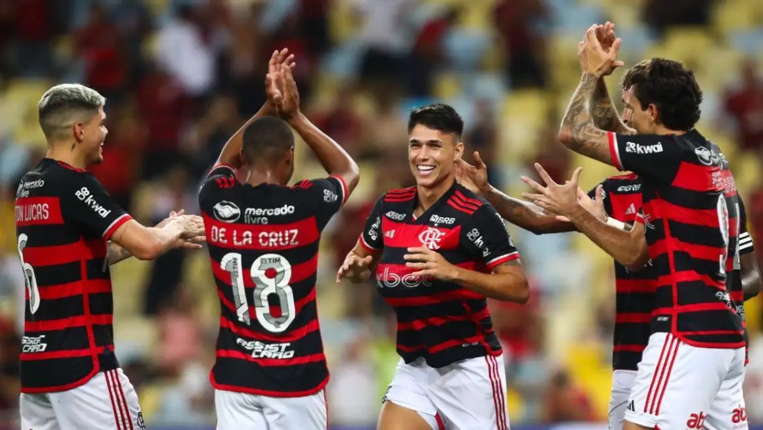 Jogadores do Flamengo comemoram vitória diante do São Paulo