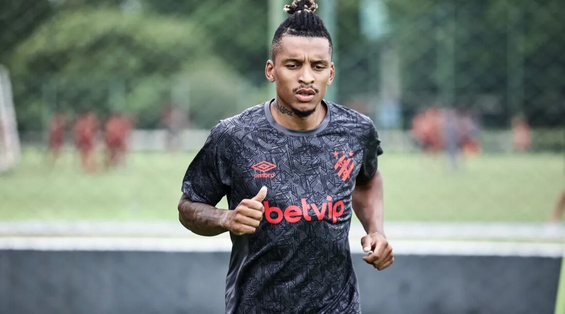 Dalbert durante trabalho no CT do Sport