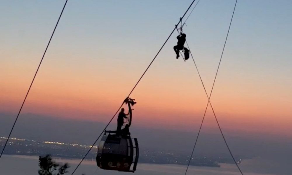 Uma das cabines do teleférico Sarisu Tünektepe, atingida pelo pilar, quebrou, e seus passageiros caíram em uma área rochosa