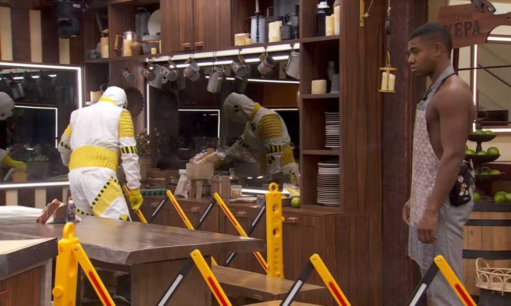 Davi é surpreendido por dois Dummies que fecharam a cozinha do BBB 24