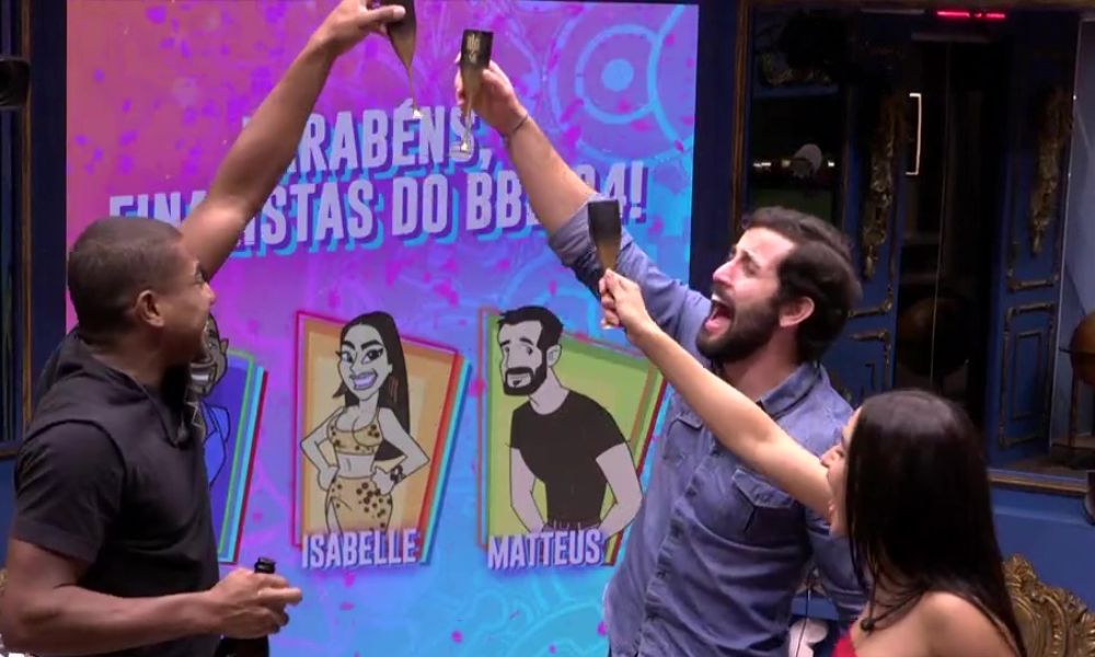 Davi, Isabelle e Matteus assistiram a vídeos que recapitulavam suas trajetórias no BBB 24 