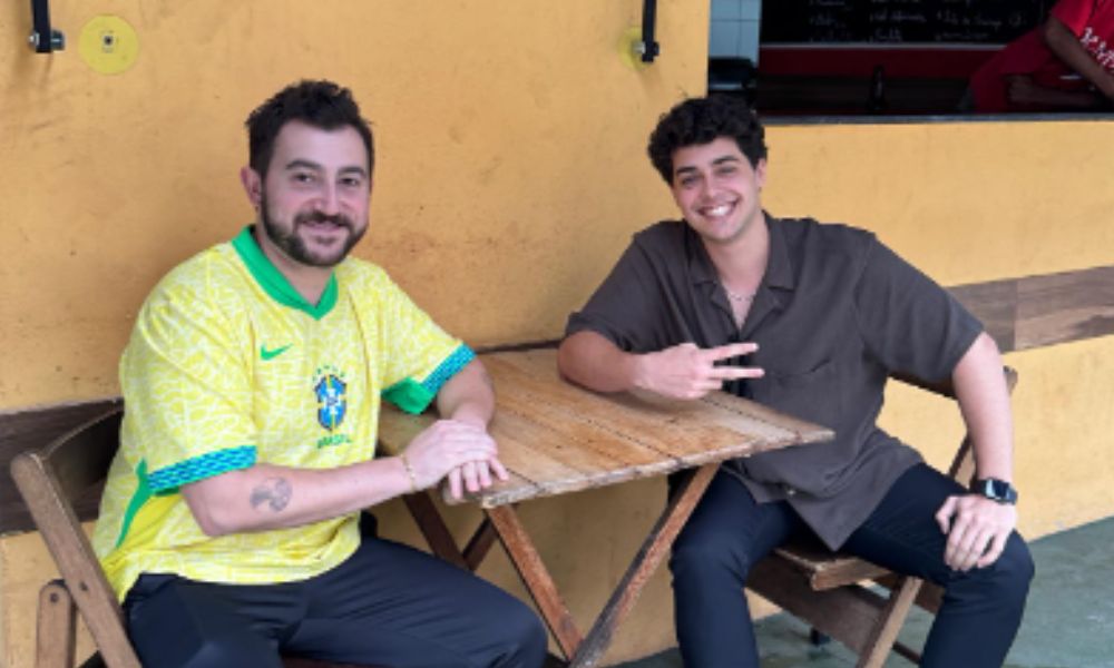 Vincent Martella e Breno Jordan curtem um bar no Brasil