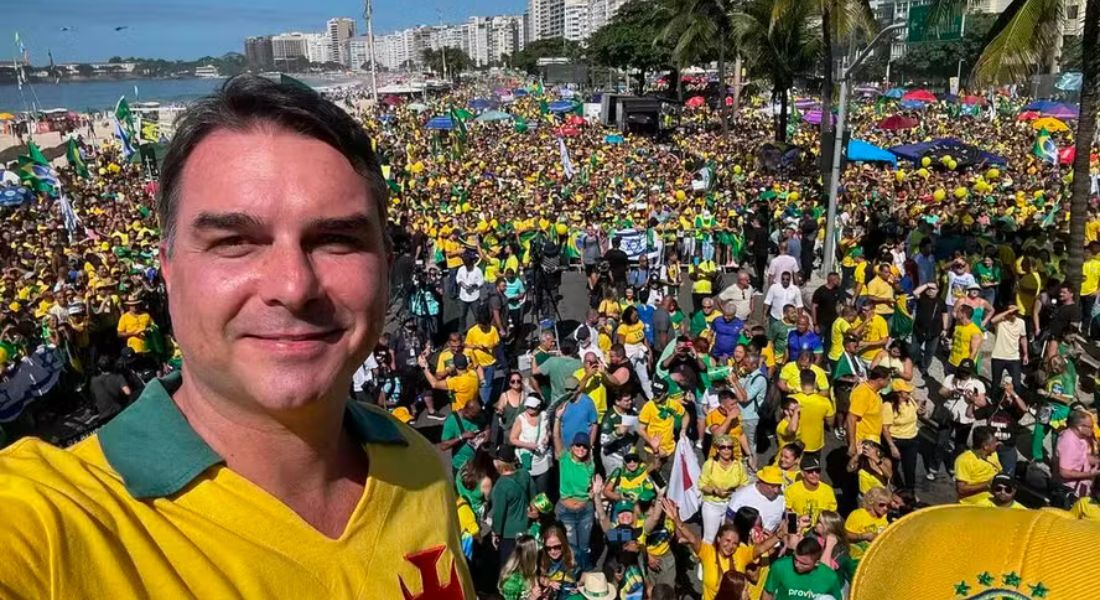 O senador Flávio Bolsonaro (PL), filho do ex-presidente, não discursou no ato deste domingo, em Copacabana, no Rio