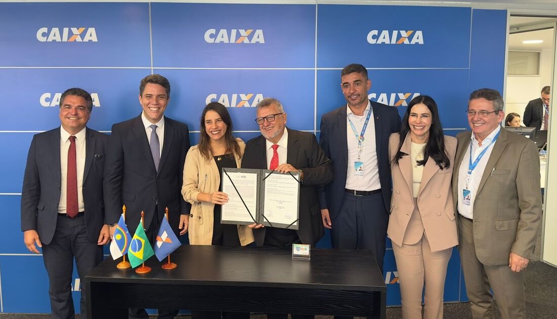 Raquel Lyra assina contrato com a Caixa Econômica Federal e recebe cartão do Mães de Pernambuco