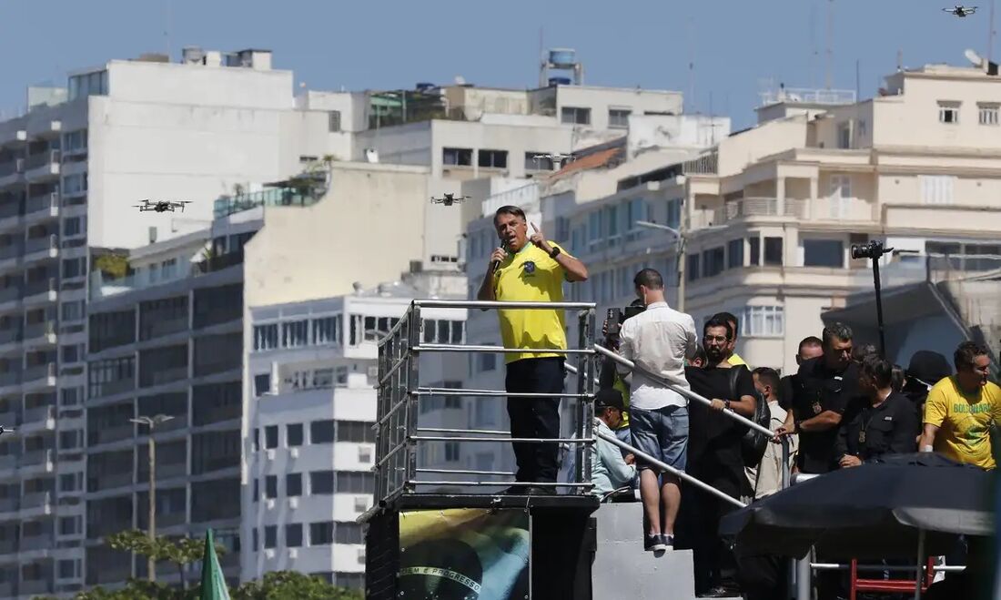 Bolsonaro faz ato político em Copacabana