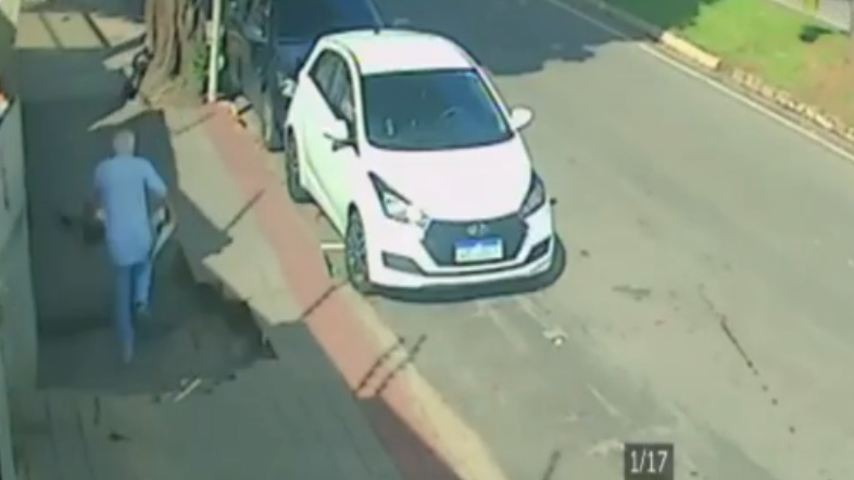 Homem foi engolido pela cratera que se abriu na calçada