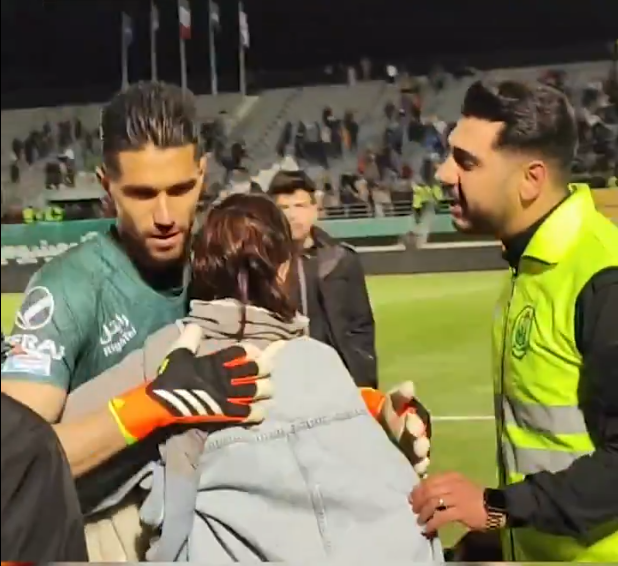 Momento em que Hossein Hosseini abraça mulher