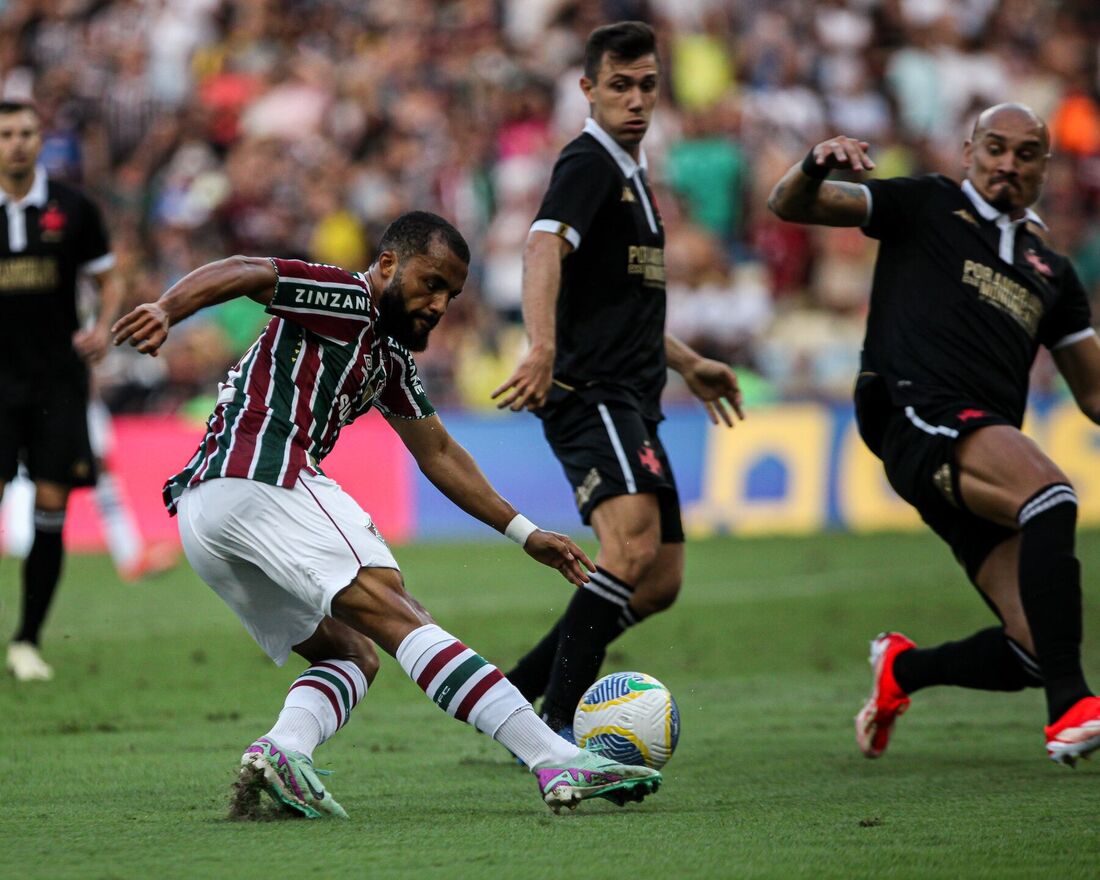 Samuel Xavier no lance em que deu a assistência para Martinelli marcar o segundo do Flu 