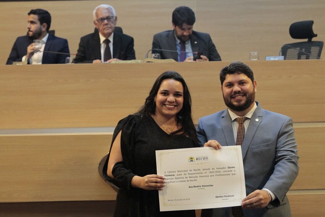 Repórter da Folha de Pernambuco, Ana Beatriz Venceslau, recebeu homenagem na Câmara Municipal do Recife por propisação do vereador Ebinho Florêncio