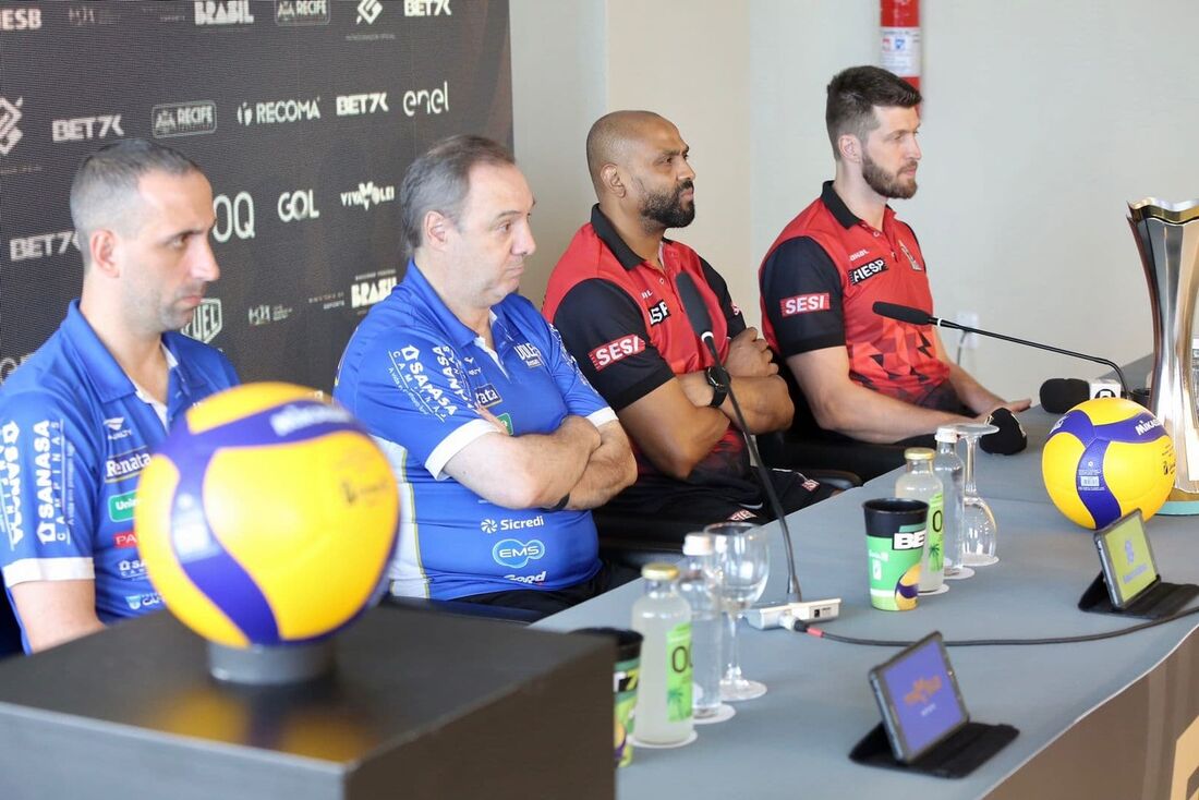 Capitães e treinadores do Vôlei Renata e Sesi-SP em entrevista coletiva antes da final da Superliga 2023/24