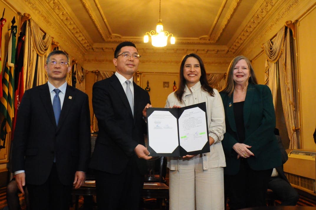 Raquel Lyra ao lado do secretário-geral adjunto do governo popular da província de Sichuan, Wang Jianjun