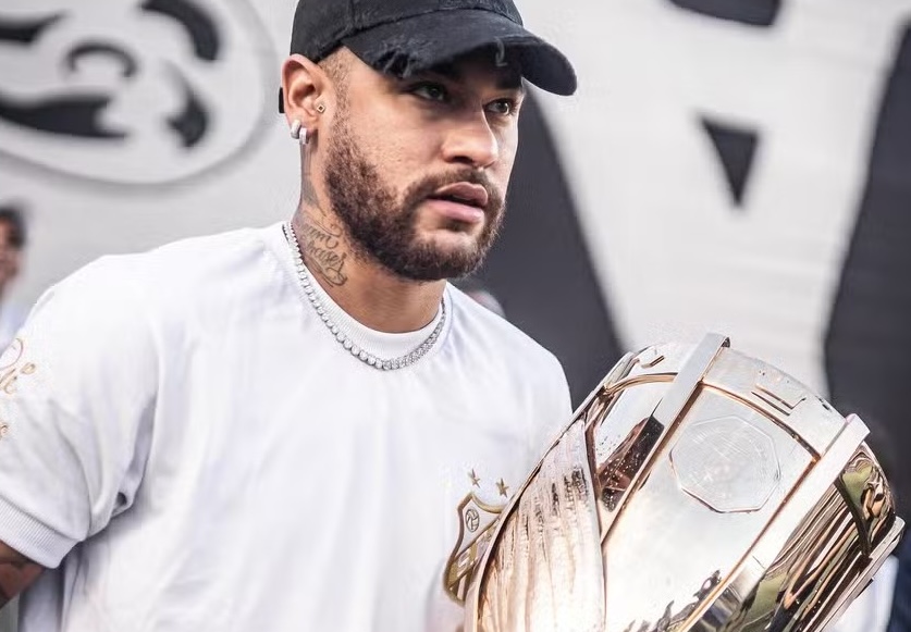 Neymar carregou a taça do Paulistão 