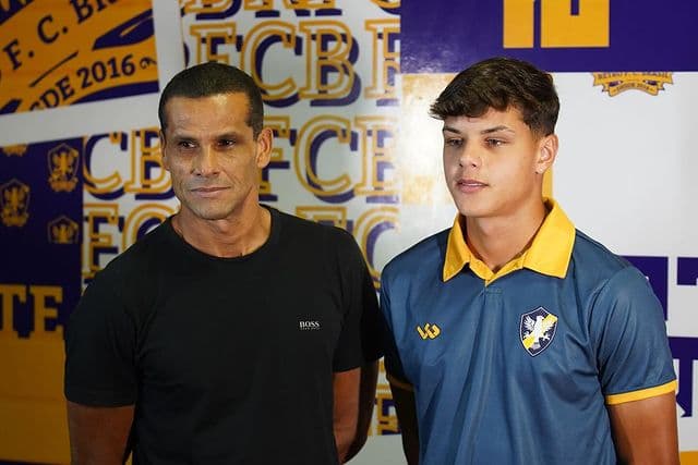 Filho de Rivaldo, Isaque assinou seu primeiro contrato profissional com o Retrô 