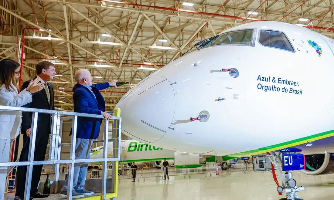 Presidente Luiz Inácio Lula da Silva no hangar da fábrica da Embraer