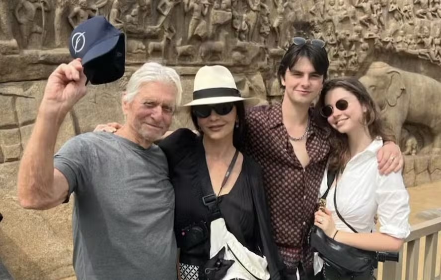 Michael Douglas com a mulher, a também atriz Catherine Zeta-Jones, e os filhos, Dylan Michael e Caryn Zeta Douglas 
