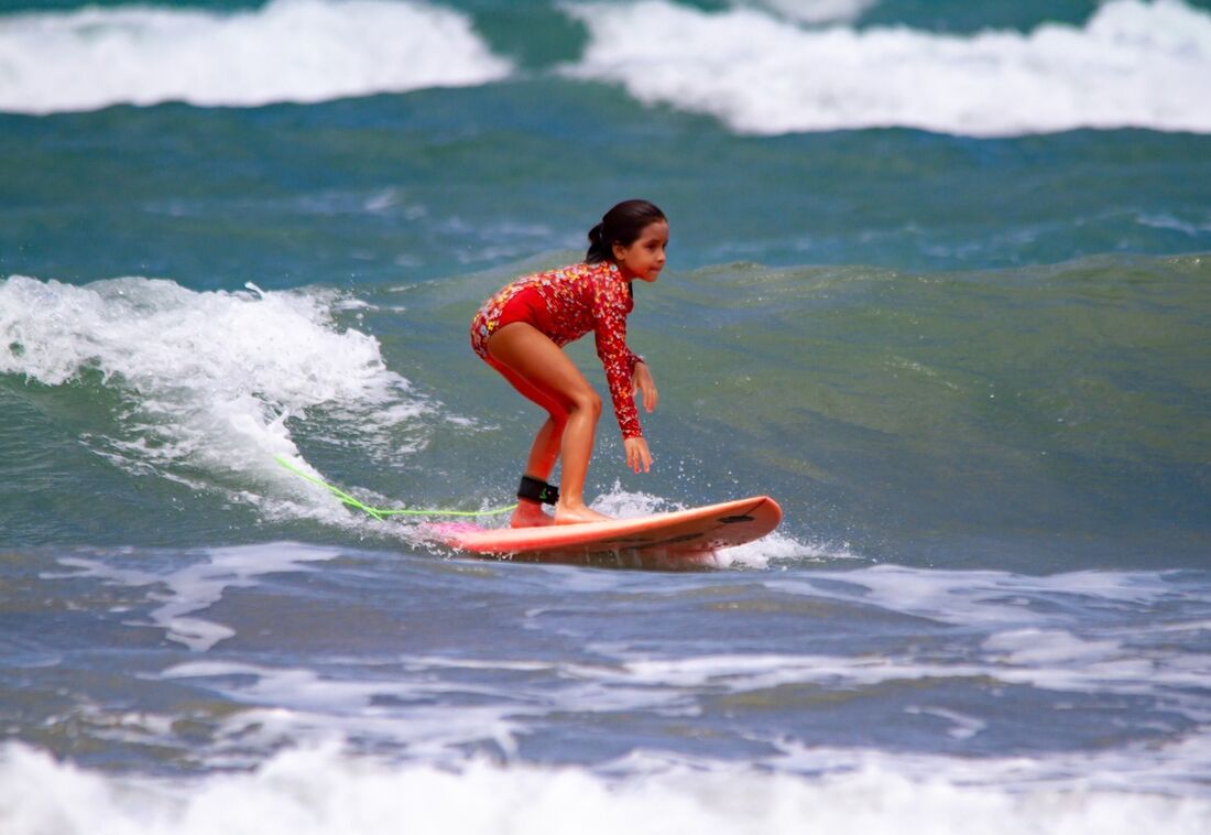 Mel Duarte, surfista mirim de sete anos