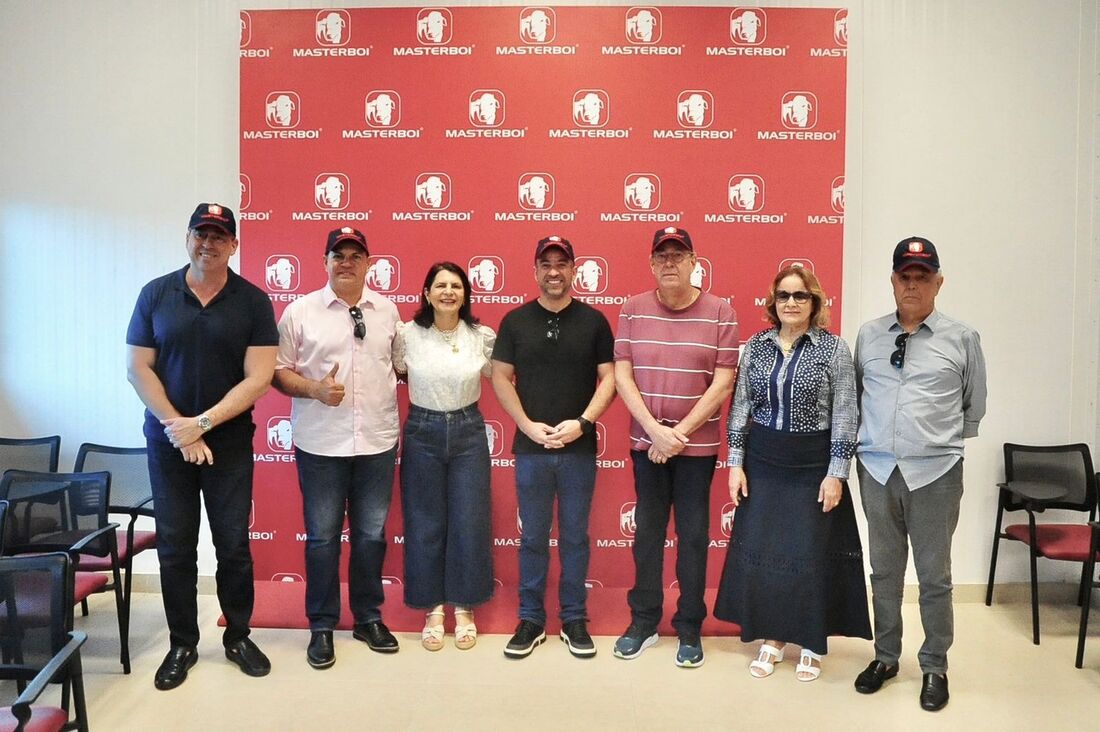 Grupo, incluindo o deputado Álvaro Porto e a prefeita Sandra Paes, celebra conquista da Masterboi de Canhotinho