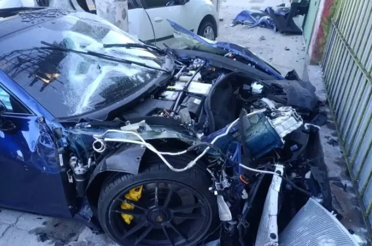 Porsche 911 Carrera GTS ficou destruída com a colisão