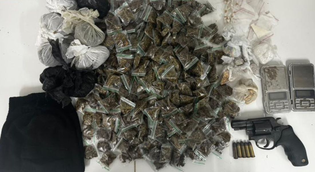 Também foram encontradas 27 pedras e 125g de crack, 17 ziplocks e 35g de cocaína