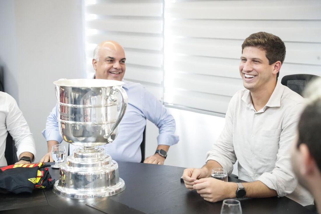 Presidente Yuri Romão, do Sport, e o prefeito do Recife, João Campos