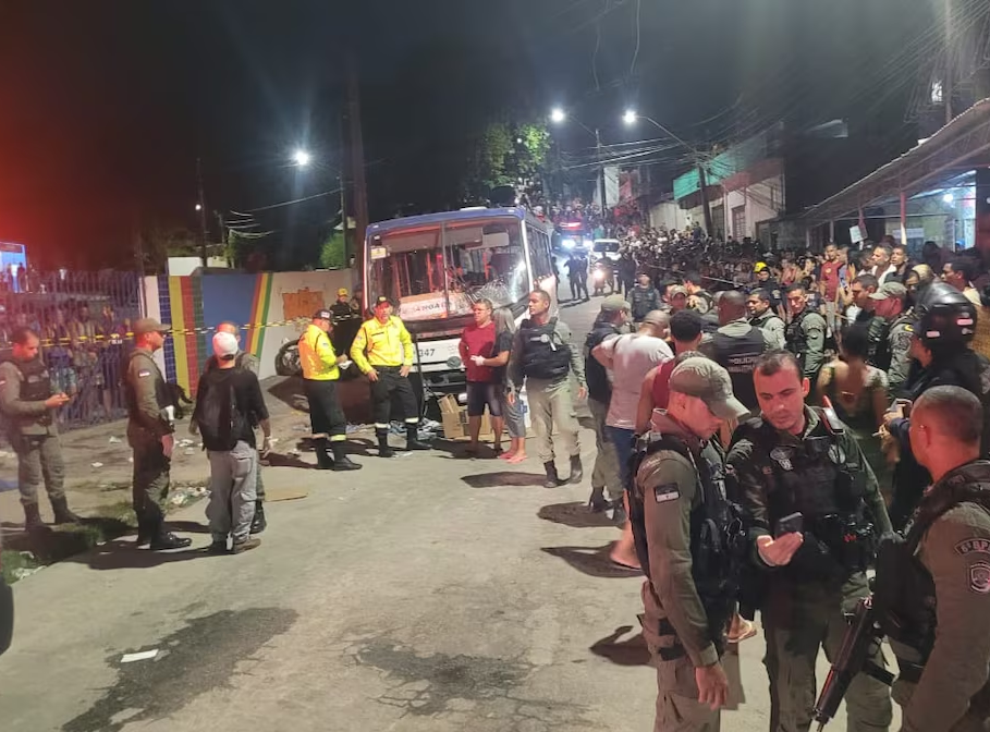 Micro-ônibus atropela pessoas durante procissão em Jaboatão dos Guararapes